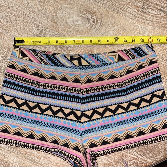 ,🌸Fashion on Earth Aztec Shorts Large - Picture 5 of 7
